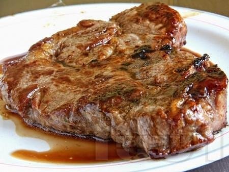 Свински врат без кост на скара с червена марината